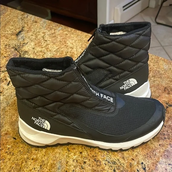 The North Face Black Quilted Boots Sneakers - Picture 2 of 6